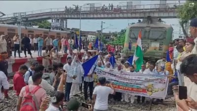 दरभंगा में रोकी गई संपर्क क्रांति एक्सप्रेस ट्रेन,रेल से लेकर सड़क तक यातायात हुई बाधित