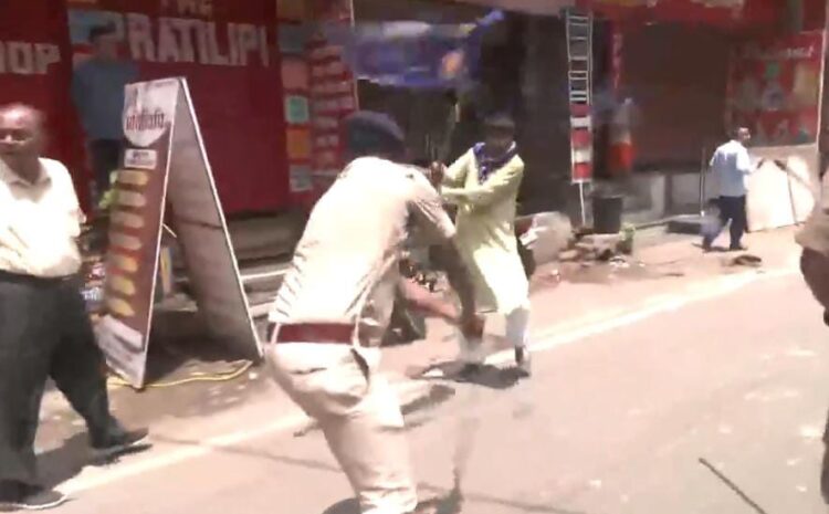 पटना में प्रदर्शनकारियों पर खूब चली लाठियां,सरकार के खिलाफ जमकर हुई नारेबाजी