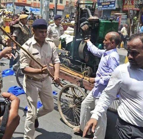 प्रदर्शनकारी समझ कर एसडीएम साहेब पर हीं पुलिस ने कर दिया लाठीचार्ज,पटना में आज खूब हुआ ड्रामा
