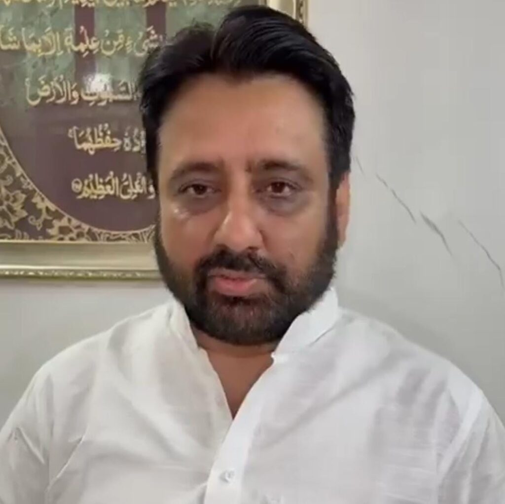 केजरीवाल के विधायक अमानतुल्लाह के घर पर पहुंची ED,जांच के बाद कर रही है पूछताछ 1 1000383288