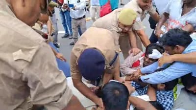 डिप्टी सीएम मौर्य के घर के बाहर जुटे शिक्षक अभ्यर्थी,योगी सरकार के खिलाफ जमकर कर रहे हैं नारेबाजी 1 1000383512