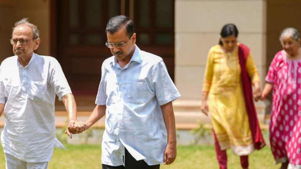 सारी सरकारी सुविधाओं को छोड़ेंगे केजरीवाल,बोले संजय सिंह-उनकी सुरक्षा की सता रही है चिंता 1 1000392600