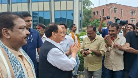 पटना एयरपोर्ट पर जेपी नड्डा का हुआ स्वागत,बीजेपी में शुरू हुई कलह को आज करेंगे खत्म? 1 1000397133