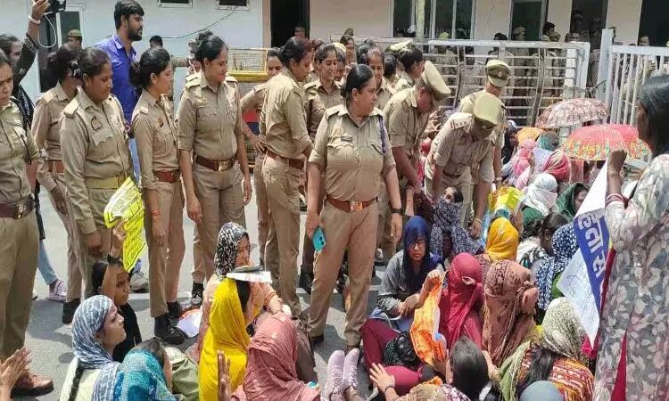 डिप्टी सीएम मौर्य के घर के बाहर जुटे शिक्षक अभ्यर्थी,योगी सरकार के खिलाफ जमकर कर रहे हैं नारेबाजी