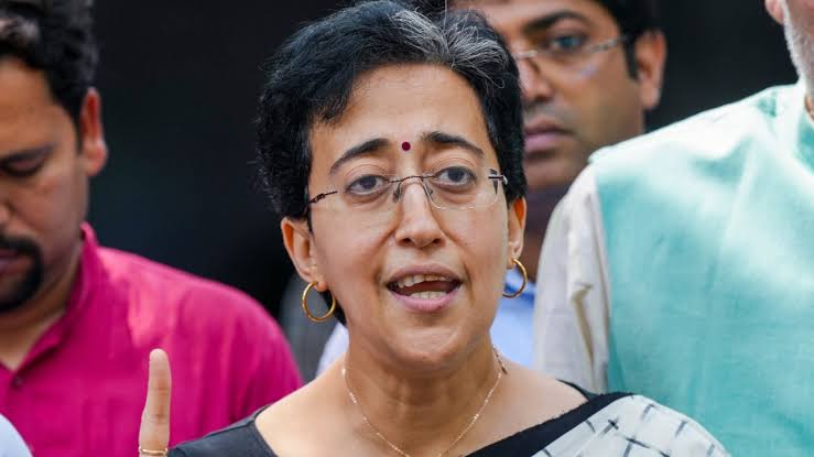  सीएम के कुर्सी संभालने से पहले हीं इस मामले में घिर गई आतिशी,उनके माता-पिता पर लगा गंभीर आरोप!