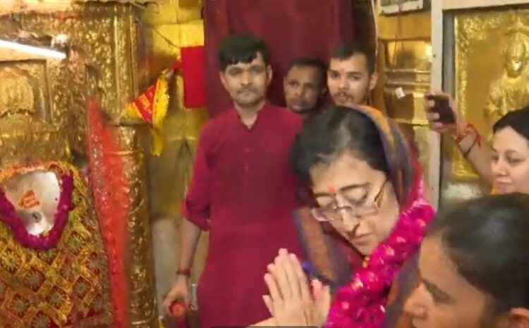  पूजा करने के लिए हनुमान मंदिर पहुंची सीएम आतिशी,बोली-हनुमान जी हमारे संकट मोचक हैं वो सब संकट दूर करेंगे..