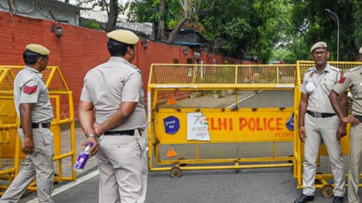  दिल्ली के ईदगाह पार्क में पुलिस को किया गया तैनात,रानी लक्ष्मीबाई की मूर्ति से जुड़ा हुआ है मामला