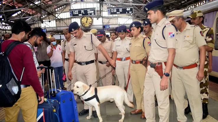 मुंबई में खतरों को भांपते हुए सुरक्षा व्यवस्था को किया गया सख्त,अलर्ट पर है पुलिस