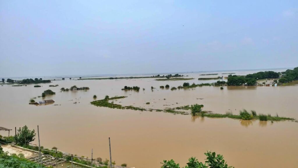 हवाई सर्वेक्षण पर निकले नीतीश कुमार,बिहार में बाढ़ ने बढ़ाई लोगों की परेशानी 1 1000401994