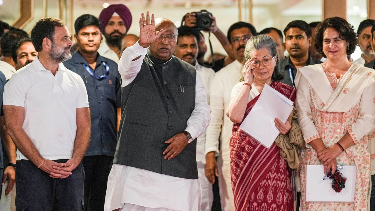 वायनाड सीट से आज नामांकन पत्र दाखिल करेंगी प्रियंका गांधी,रोड शो कर कांग्रेस करेगी अपनी शक्ति प्रदर्शन 1 1000414194