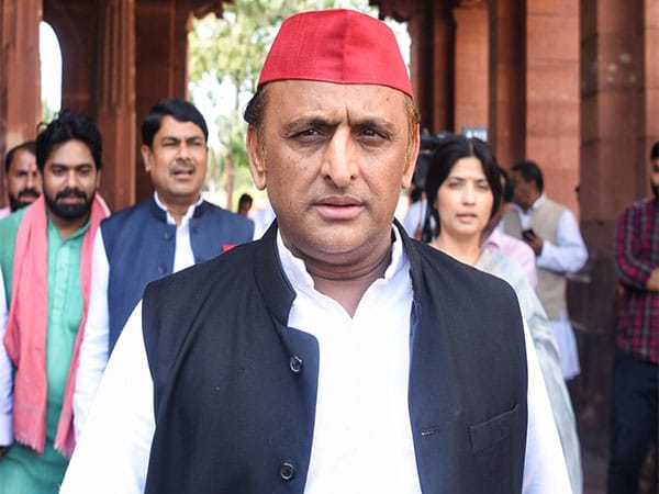 अखिलेश के सामने राहुल ने किया सरेंडर!अकेले उपचुनाव लड़ेगी सपा? 1 1000414488