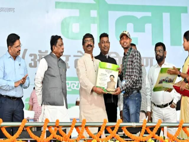 हिट रही सोरेन सरकार!हर परिवार को लाखों रूपये की प्रत्येक साल मिली है मदद 1 1000415807