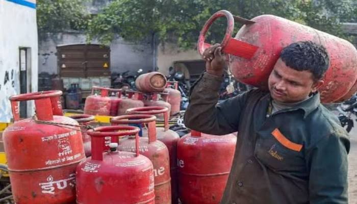अक्टूबर महीने की शुरुआत में ही देश की जनता को लगा झटका,गैस सिलेंडर के दामों में हुई बढ़ोतरी