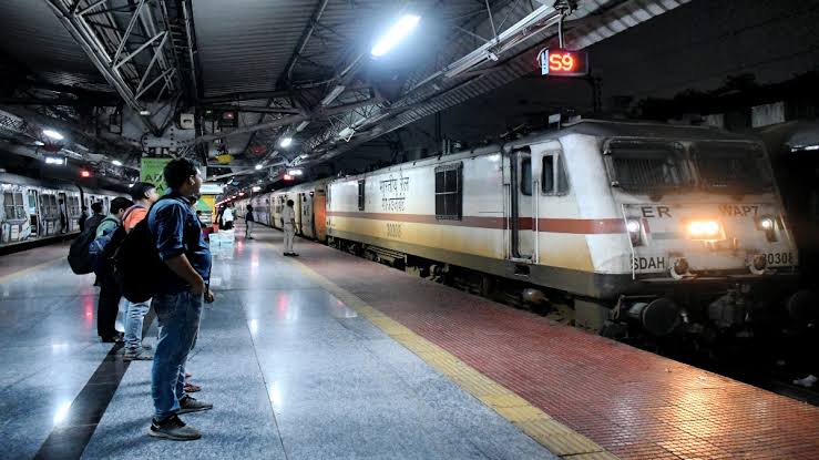 इस साल दिवाली-छठ पर घर जाना होगा आसान,3000 स्पेशल ट्रेनें चला रही है भारतीय रेलवे