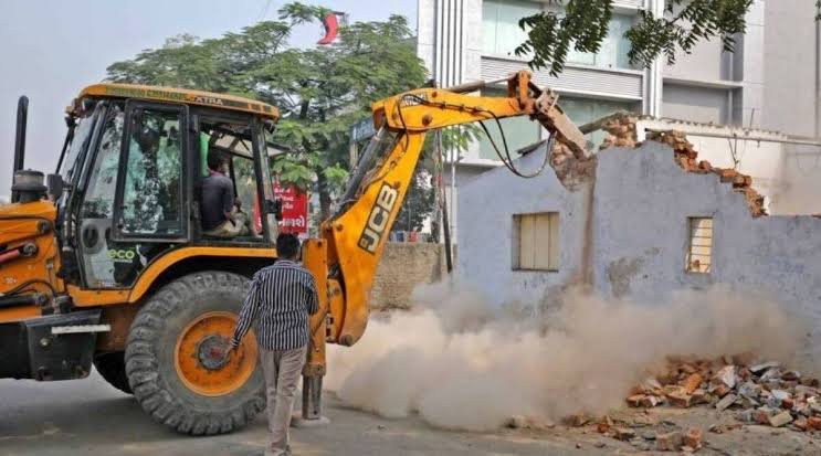 बुलडोजर एक्शन की कड़ी निंदा करते हुए नजर आए डीवाई चंद्रचूड़,बोले-यह कानून की नजर में सही नहीं है 1 1000424639