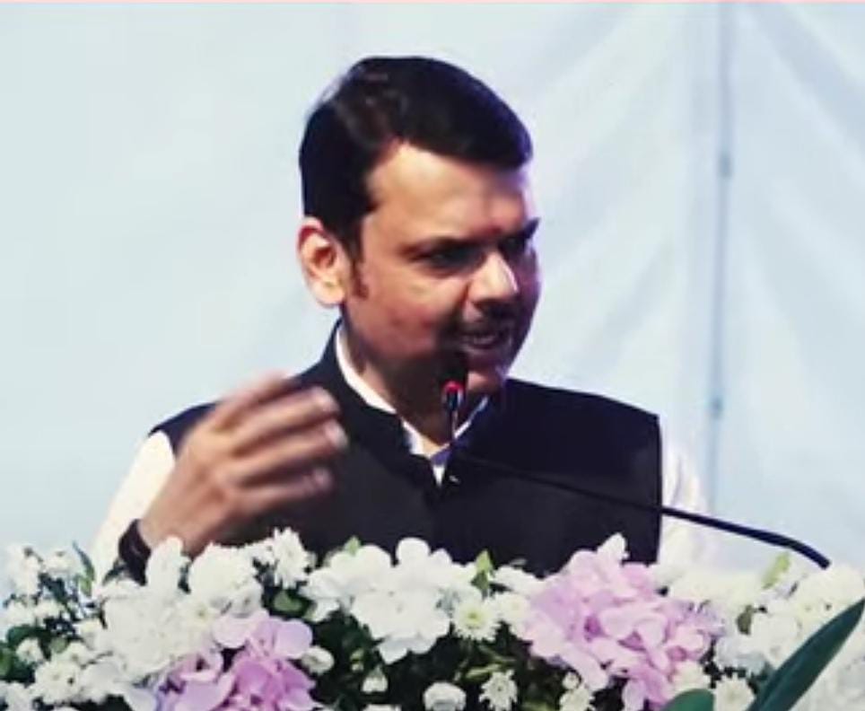 बीजेपी नेता फडणवीस पर भड़के ओवैसी,हमारे पूर्वज अंग्रेजों से लड़े थे लेकिन आपके... 1 1000425167
