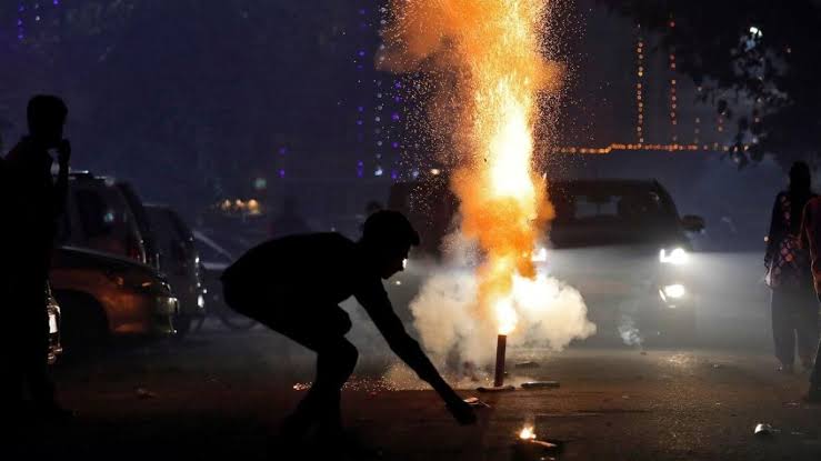 पटाखों पर बैन को लेकर बोला सुप्रीम कोर्ट,कोई भी धर्म ये करने की इजाजत नहीं देता है.. 1 1000425294