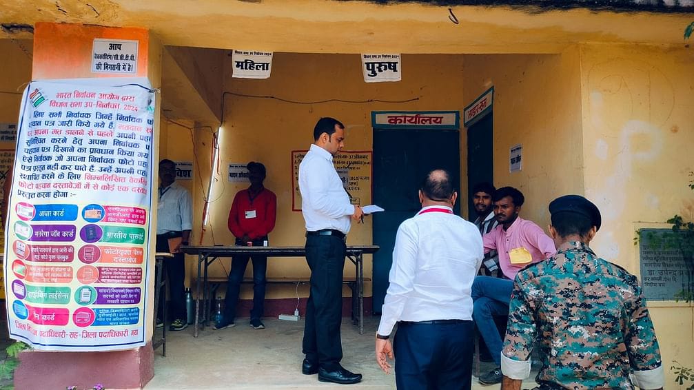बिहार में कई बूथों पर लोगों ने किया वोट का बहिष्कार,चार सीटों पर मतदान लगातार जारी 1 1000426105