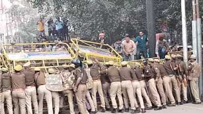 प्रयागराज में छात्रों का आज चौथे दिन भी जारी है प्रदर्शन,पुलिस और अभ्यर्थियों के बीच खूब हुई नोकझोंक 1 1000426577