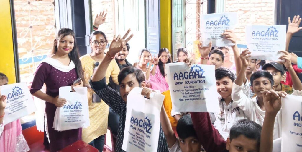 कॉपी,पेंसिल और किताबों का छात्रों के बीच में आगाज इंडिया फाउंडेशन ने किया वितरण 1 1000426682