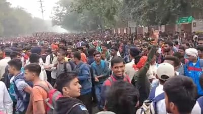 सेना भर्ती की दौड़ में पटना पहुंचे युवाओं ने जमकर काटा बवाल,मौका नहीं मिलने से नाराज़ हुए अभ्यर्थी 1 1000427633