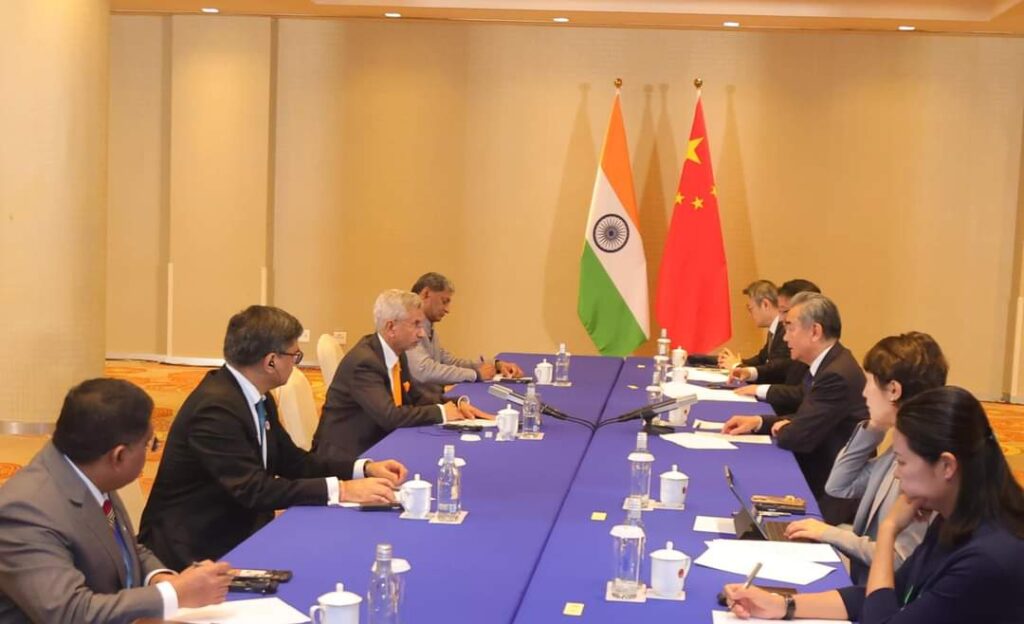 चीनी विदेश मंत्री वांग यी से विदेश मंत्री एस.जयशंकर ने की मुलाकात,सैनिकों की वापसी को लेकर लंबी चली बातचीत 1 1000429160