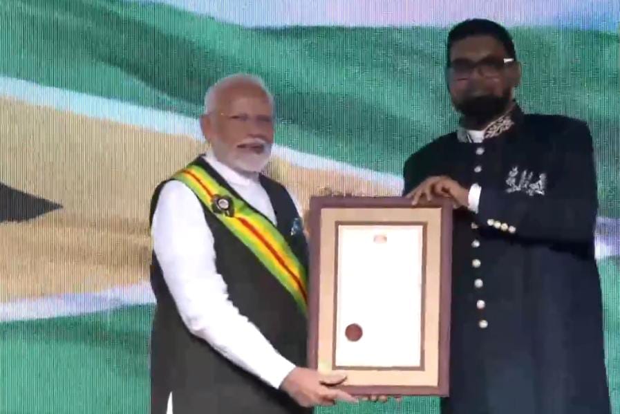 गुयाना के राष्ट्रपति ने पीएम मोदी को सर्वोच्च नागरिक सम्मान से किया सम्मानित,बोले-यह सम्मान भारत के 140 करोड़ लोगों का सम्मान है.. 1 1000429465