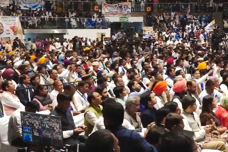 संविधान दिवस कार्यक्रम में बोले राहुल गांधी,जो दलितों और आदिवासियों की बात करता है उसका माइक ऑफ हो जाता है.. 1 1000432498
