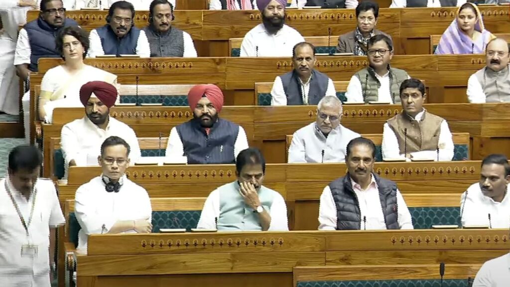 प्रियंका ने ओम बिरला का हाथ जोड़कर किया अभिवादन,संविधान की कॉपी लेकर ली शपथ 1 1000433472