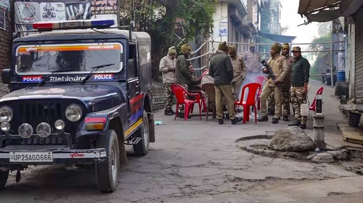 संभल मस्जिद मामले में निचली अदालत के आदेश पर सुप्रीम कोर्ट ने लगाया स्टे,6 जनवरी को अब होगी अगली सुनवाई 1 1000433964