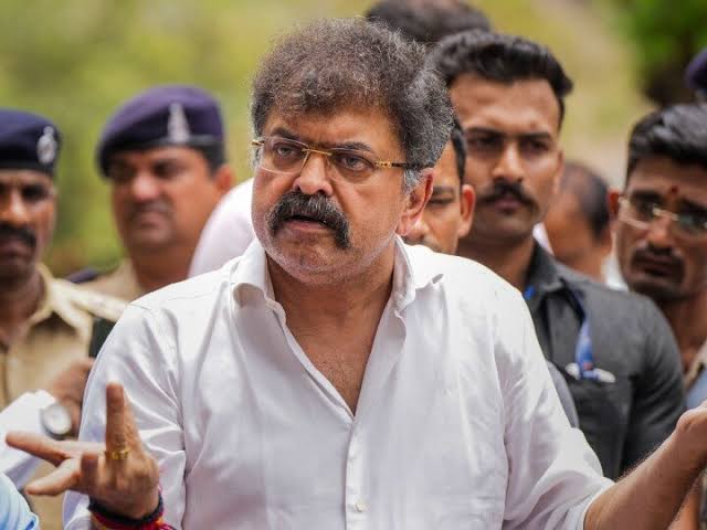 एकनाथ शिंदे और जितेंद्र आव्हाड की मुलाकात ने गरम की महाराष्ट्र की सियासी पारा,क्या होने वाला है कोई बड़ी खेल? 1 1000433994