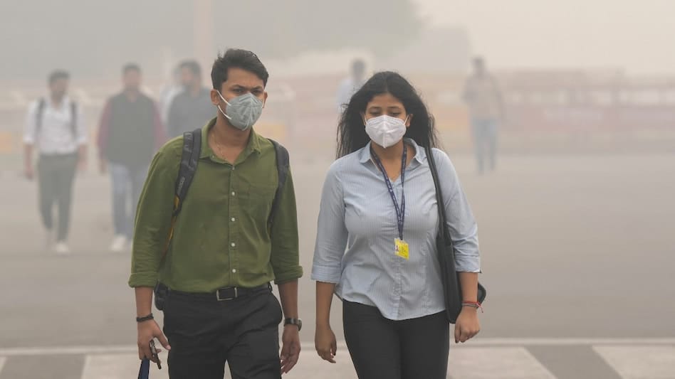 प्रदूषण से जंग लड़ने में हार गई सरकार!दिल्ली में लोगों का सांस लेना हुआ दुश्वार 1 1000434423