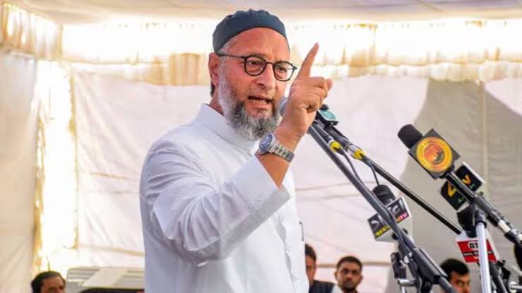  देवेंद्र फडणवीस और ओवैसी के बीच तेज हुई जुबानी जंग,महाराष्ट्र चुनाव में दोनों हुए आमने-सामने
