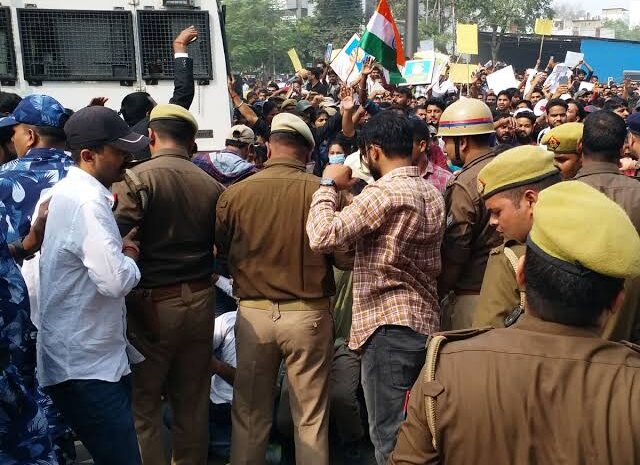  प्रयागराज में छात्रों का आज चौथे दिन भी जारी है प्रदर्शन,पुलिस और अभ्यर्थियों के बीच खूब हुई नोकझोंक