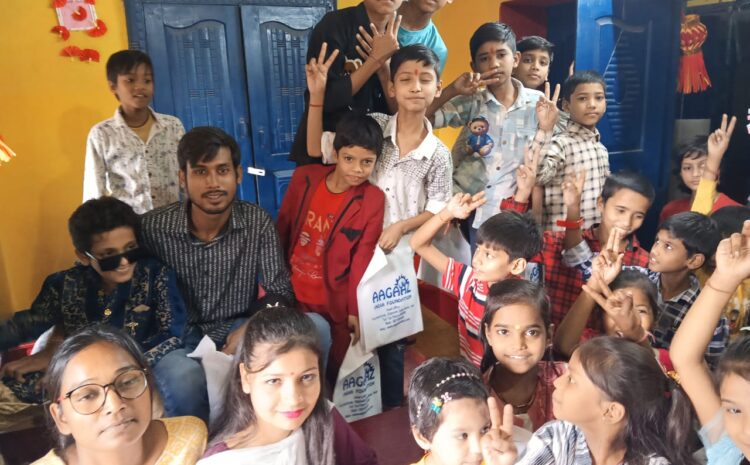  कॉपी,पेंसिल और किताबों का छात्रों के बीच में आगाज इंडिया फाउंडेशन ने किया वितरण