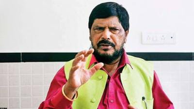  सीएम पद पर खींचतान के बीच केंद्रीय मंत्री रामदास अठावले ने दिया बड़ा बयान,एकनाथ शिंदे को हटना होगा पीछे