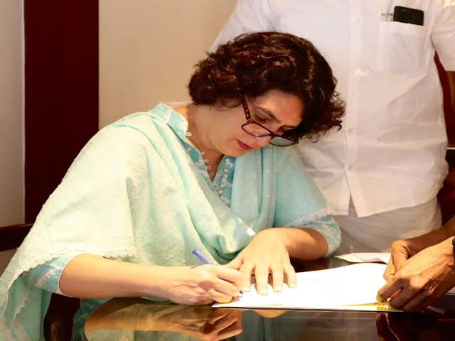 1 दिसंबर को वायनाड में रोड शो करेंगे प्रियंका,कल लोकसभा सदस्य के रूप में लेंगी शपथ 1 IMG 20241127 WA0055