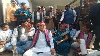  संभल जाने से रोकने पर धरना पर बैठे नेता प्रतिपक्ष माता प्रसाद पांडे,गरम हुई यूपी की राजनीति!