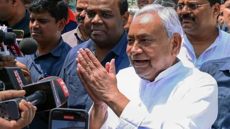  वक्फ बिल पर नीतीश कुमार ने साधी चुप्पी,सेक्युलर राजनीति करने वाले सीएम पर उठने लगा सवाल!