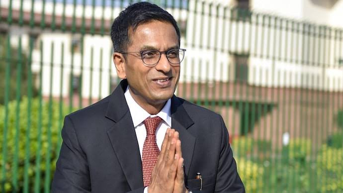पूर्व मुख्य न्यायाधीश डीवाई चंद्रचूड़ पर भड़के संजय राउत,कहा-इतिहास कभी जस्टिस चंद्रचूड़ को माफ नहीं करेगा.. 1 1000435028