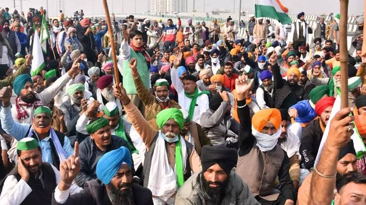 संसद का आज घेराव करेंगे किसान,दिल्ली कूच के लिए सुबह से हीं दिख रही है भीड़ 1 1000435291