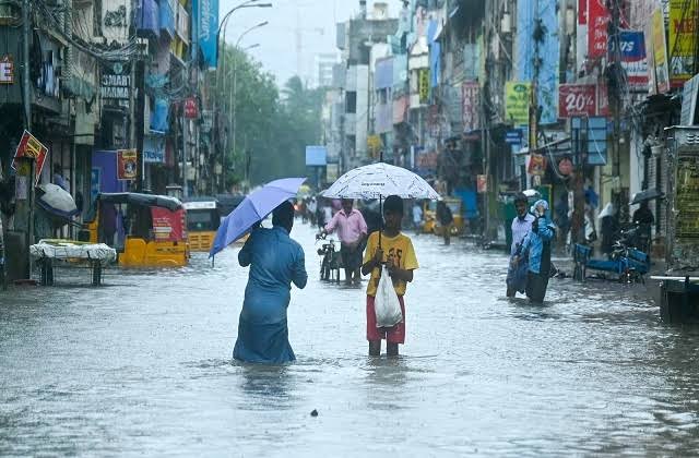 कई राज्यों में शुरू हुई जोरदार बारिश,चक्रवाती तूफान फेंगल का दिखने लगा असर 1 1000435296