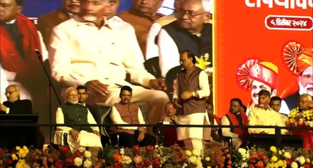महाराष्ट्र के सीएम बने देवेंद्र फडणवीस,एकनाथ शिंदे और अजित पवार ने भी ली डिप्टी सीएम की शपथ 1 1000436849