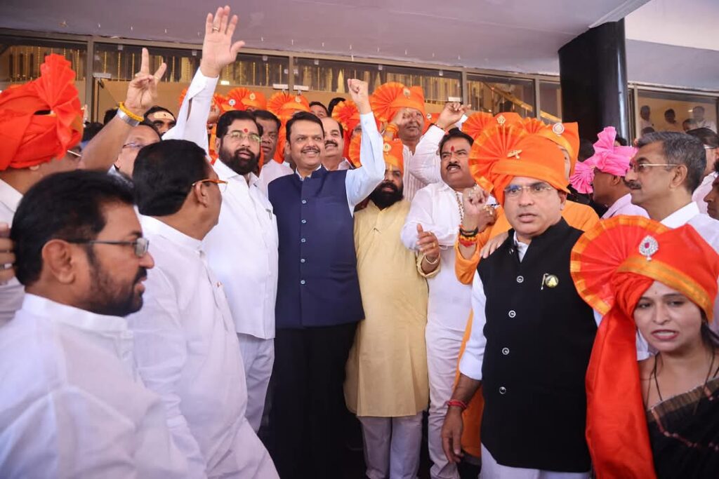 देवेंद्र फड़नवीस,एकनाथ शिंदे और अजीत पवार ने ली महाराष्ट्र विधानसभा के सदस्य के रूप में शपथ 1 1000437892