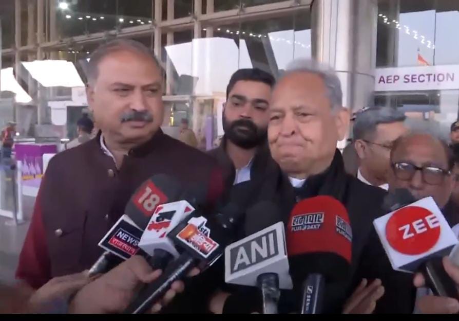 ट्रेनिंग कैंप में शामिल होने के लिए जयपुर पहुंचे राहुल गांधी,पूर्व मुख्यमंत्री अशोक गहलोत ने एयरपोर्ट पर किया स्वागत 1 1000438229