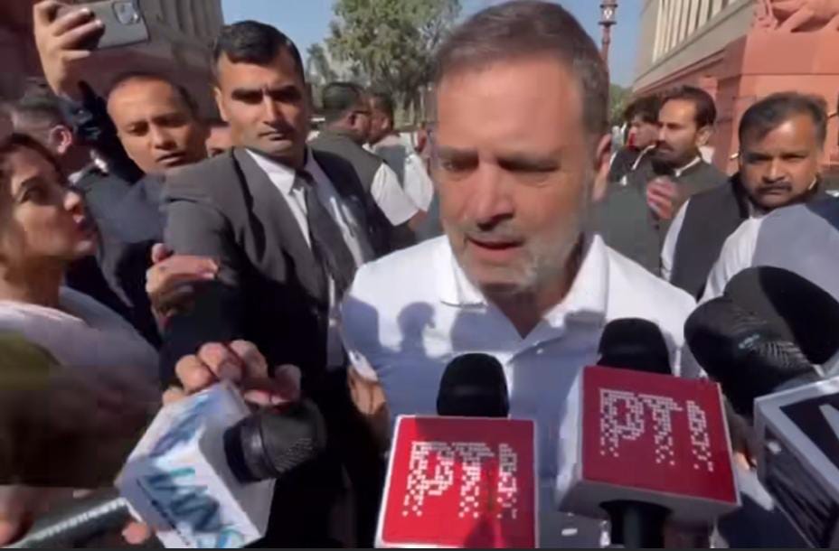 राजनाथ सिंह को राहुल गांधी ने दिया गुलाब का फूल और तिरंगा,संसद परिसर में दिखा अनोखा विरोध-प्रदर्शन 1 1000440106
