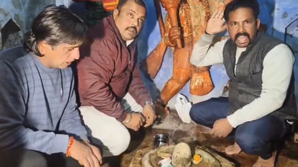 यूपी के संभल में 46 साल बाद शिव मंदिर का खुला कपाट,साफ-सफाई के बाद शुरू हुई पूजा अर्चना 1 1000441845