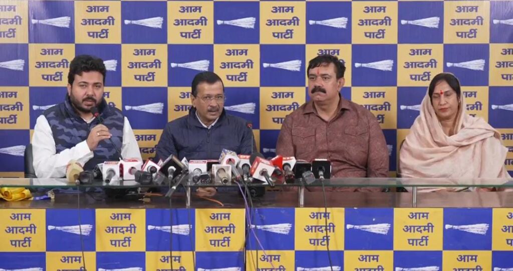 बीजेपी पार्षद कुसुम लता ने आम आदमी पार्टी का थामा दामन,भाजपा को लगा बड़ा झटका 1 1000442057