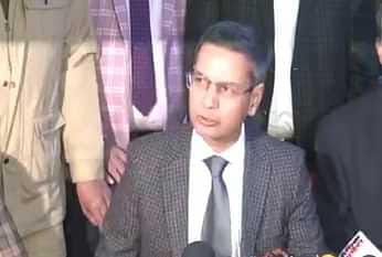 पंजाब के पुलिस महानिदेशक ने किसान नेता डल्लेवाल से की मुलाकात,कहा-इस आंदोलन का शांतिपूर्वक नेतृत्व करना बहुत ज़रूरी.. 1 1000442131