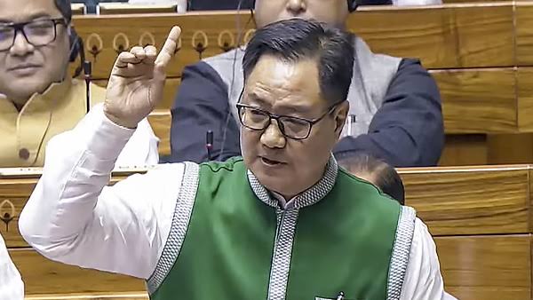बांग्लादेशी हिंदुओं के समर्थन में उतरे विपक्षी सांसद,आज संसद परिसर में उठाई आवाज 1 1000442912